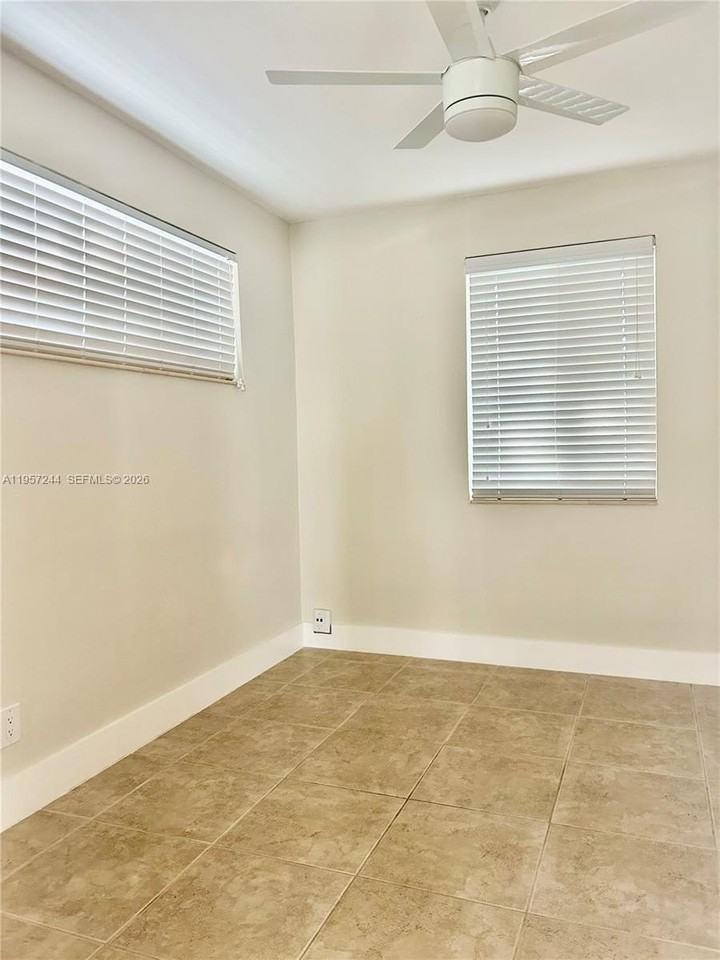 1433 Ne 22nd St #1 - Photo 4 of 16