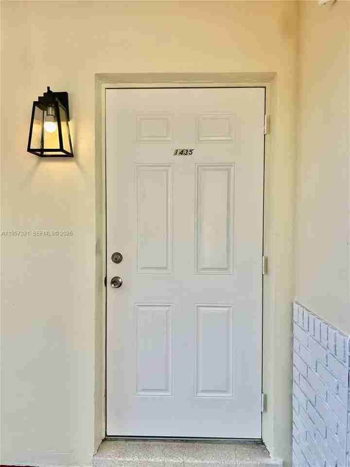 1435 Ne 22nd St #2 - Photo 4 of 21