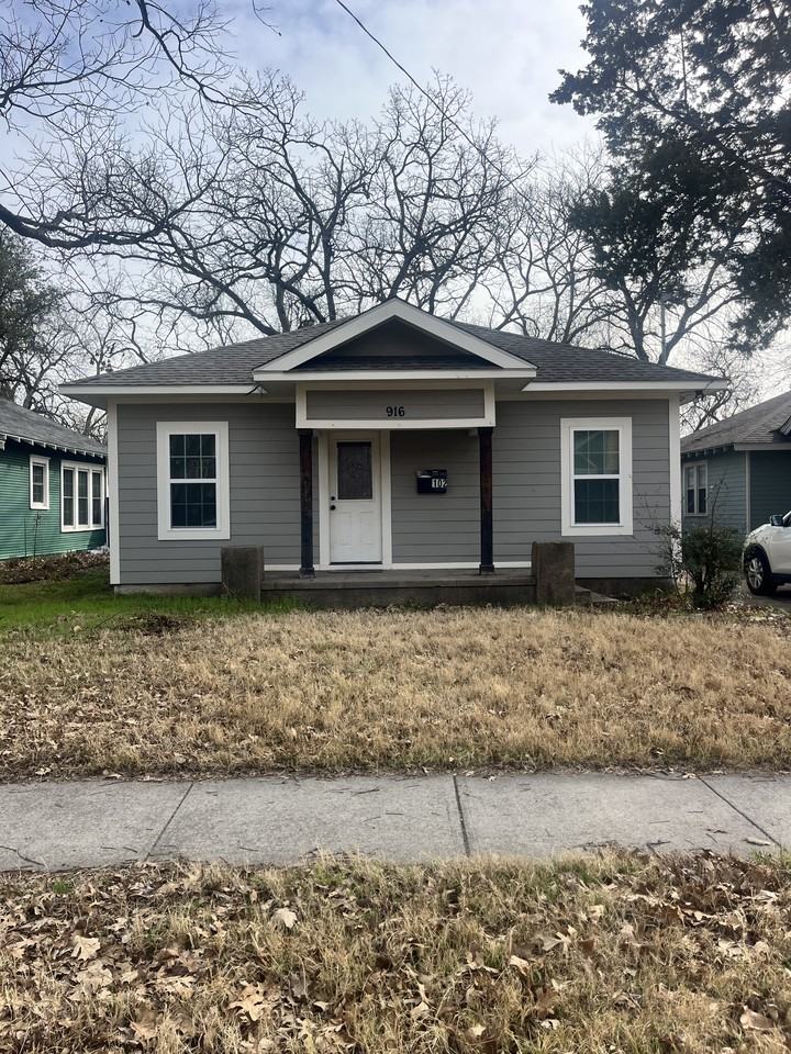 916 N Austin St #1 - Photo 2 of 37