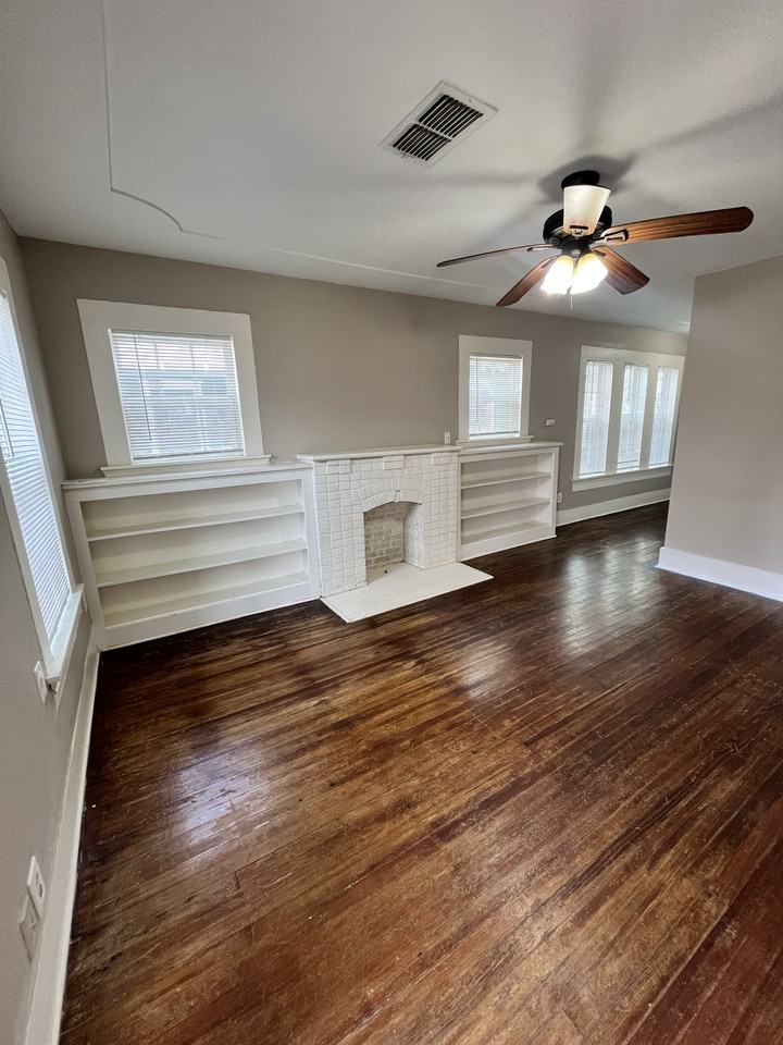 916 N Austin St #1 - Photo 6 of 37