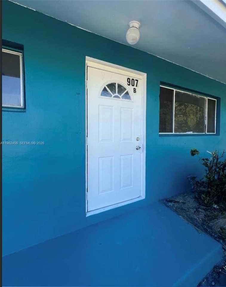 907 N 20th St #B - Photo 2 of 18