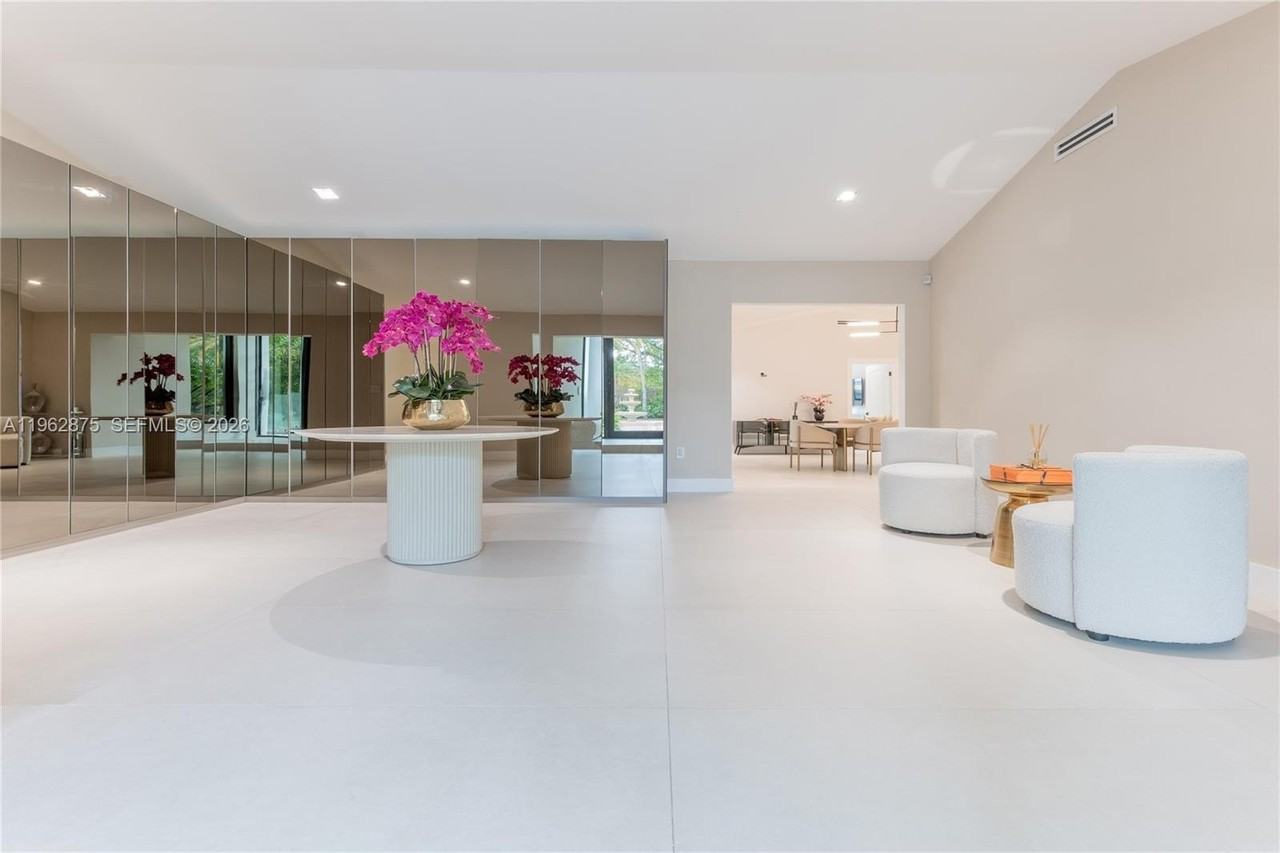 7300 Sw 77th Ave - Photo 4 of 30