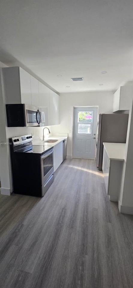 1812 Scott St #1812 - Photo 4 of 7