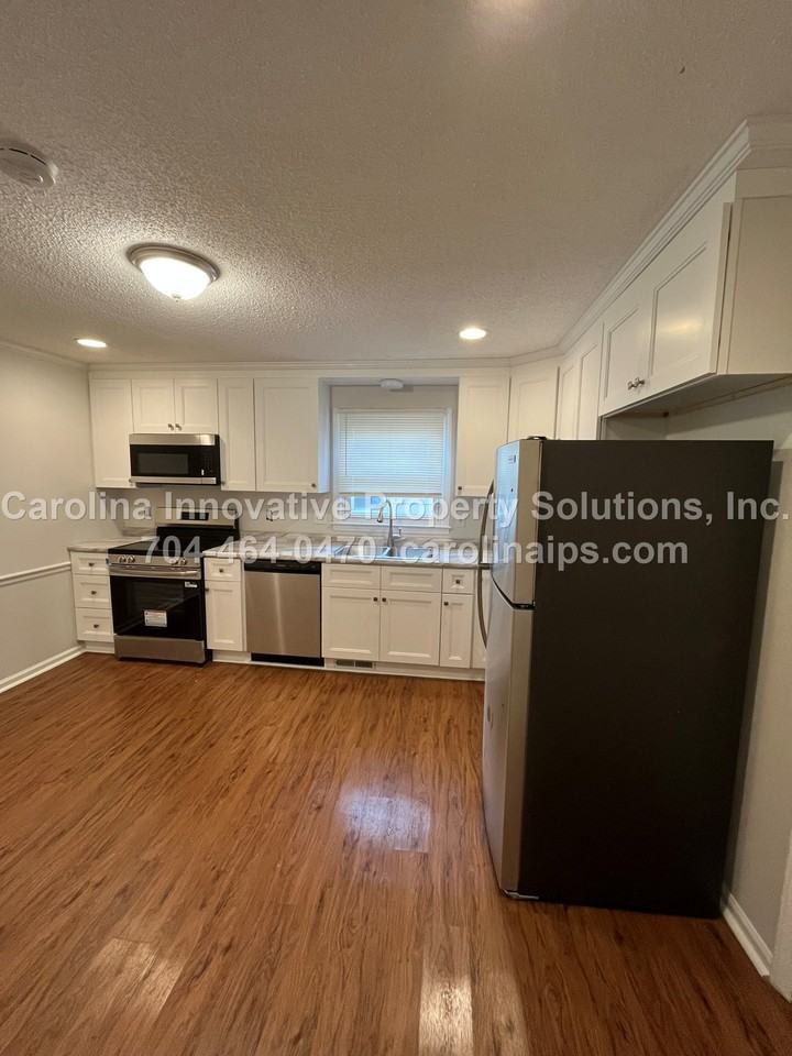 7622 Helmsdale Ave #1 - Photo 4 of 22