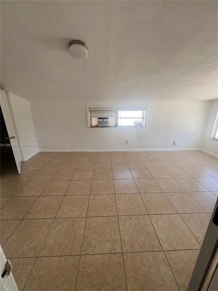 2010 N 61st Ave #0 - Photo 5 of 8