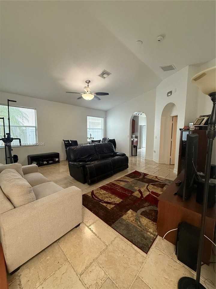 3910 Ne 13th Dr #3910 - Photo 7 of 15