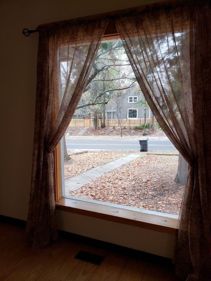 915 E 6th St #1 - Photo 2 of 41