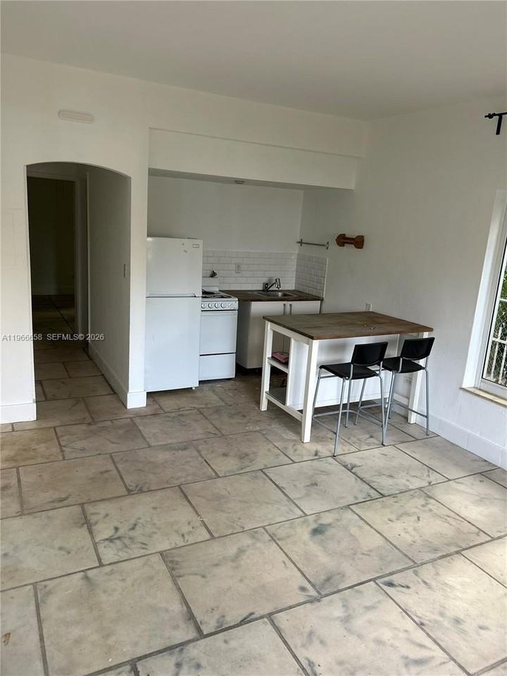 1990 Bay Dr #7 - Photo 5 of 9