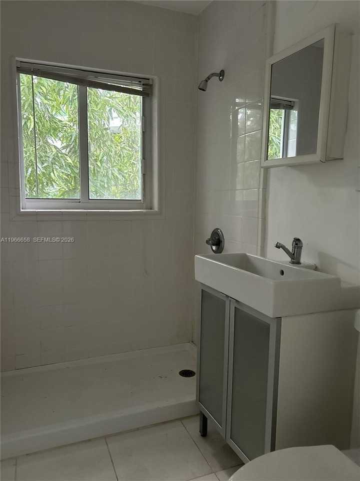 1990 Bay Dr #7 - Photo 6 of 9