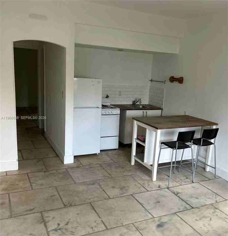 1990 Bay Dr #7 - Photo 7 of 9