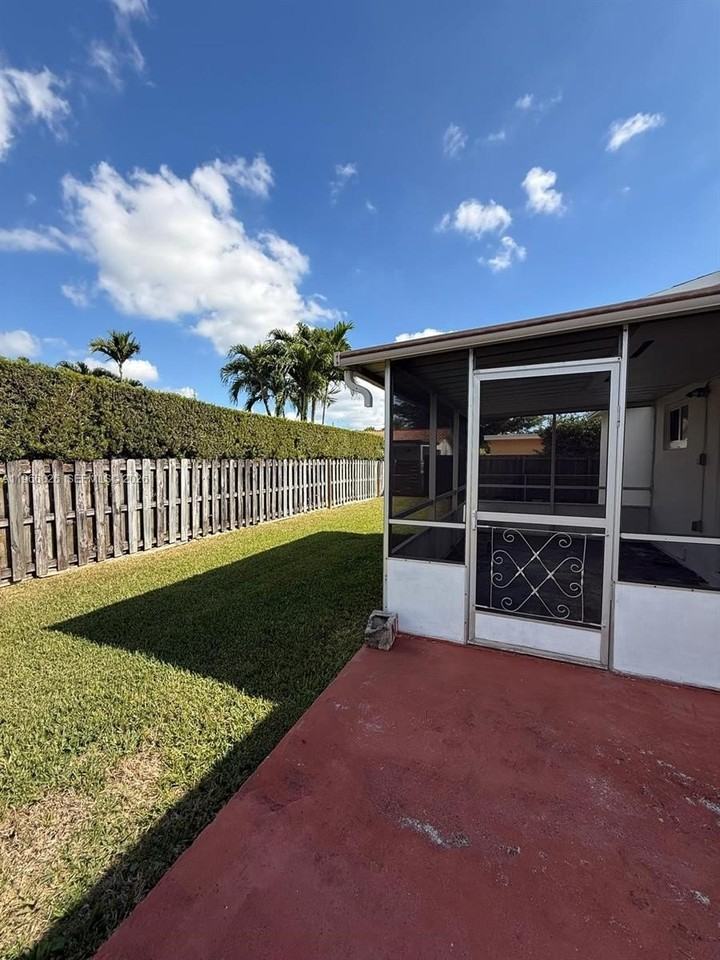 9501 Sw 62nd St - Photo 4 of 14