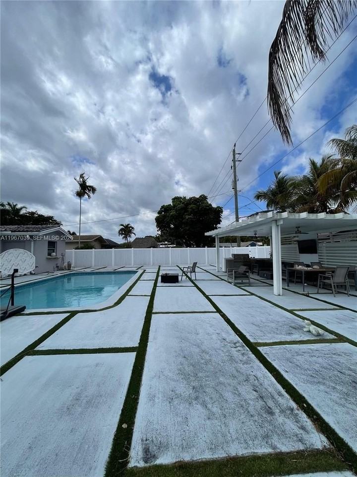 4801 W Park Rd - Photo 2 of 3