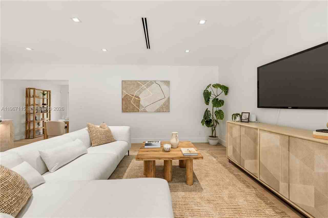 6011 Maynada St - Photo 4 of 36