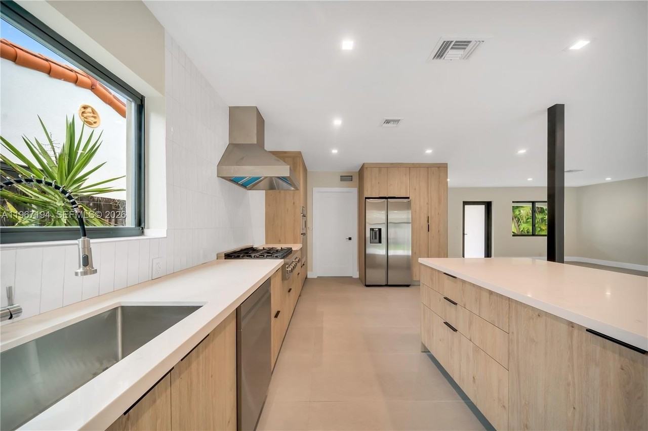 910 W 47th Ct - Photo 2 of 30