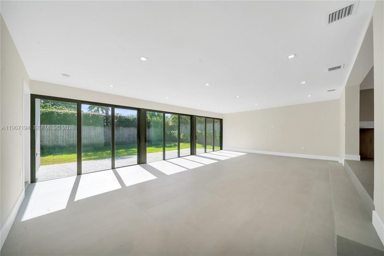 910 W 47th Ct - Photo 3 of 30