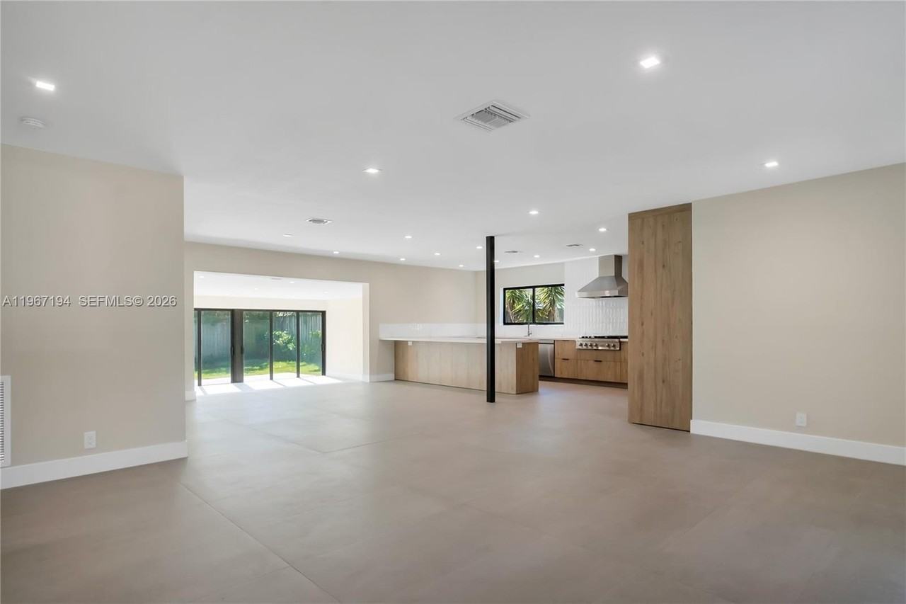 910 W 47th Ct - Photo 4 of 30