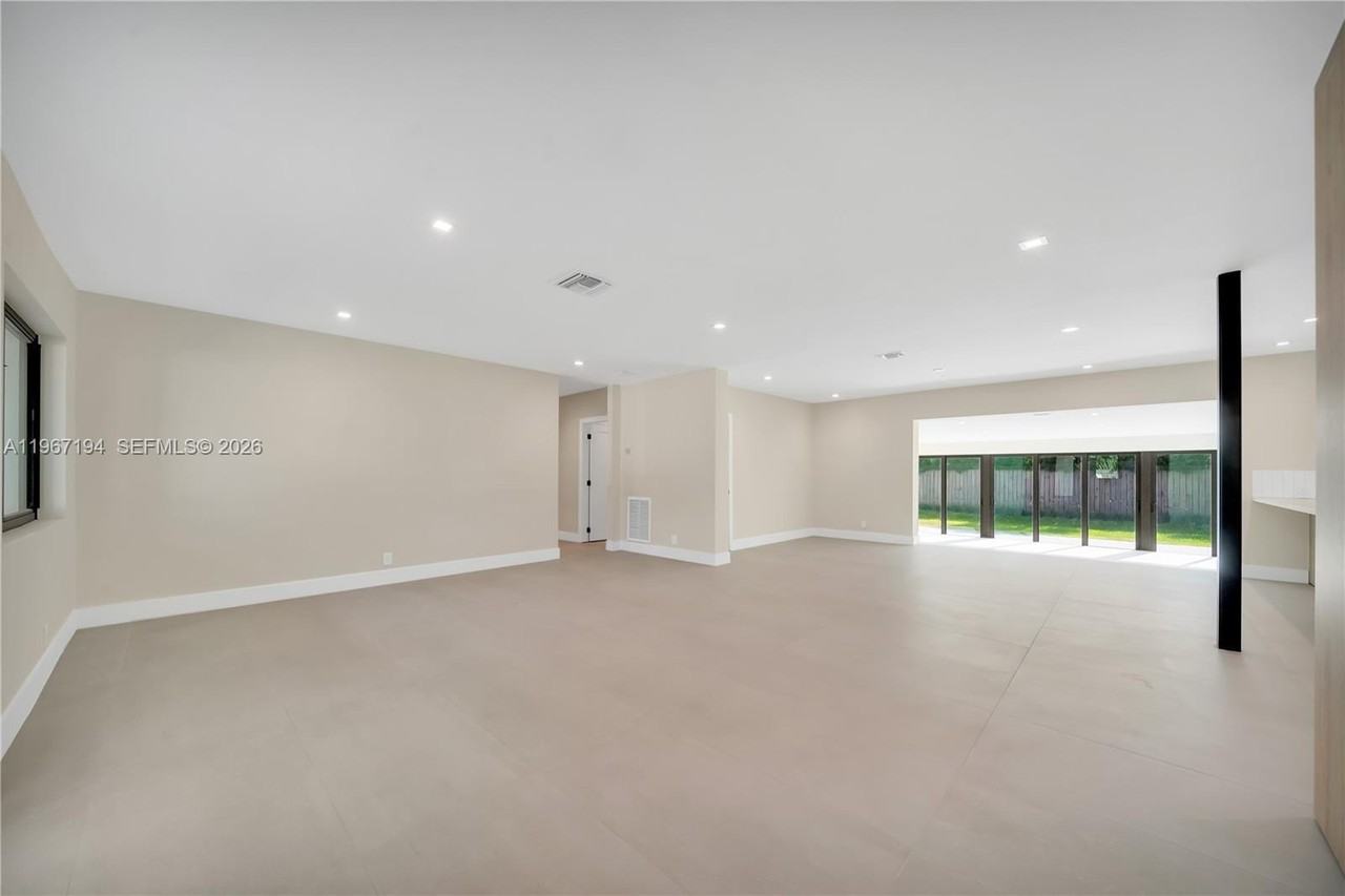 910 W 47th Ct - Photo 6 of 30