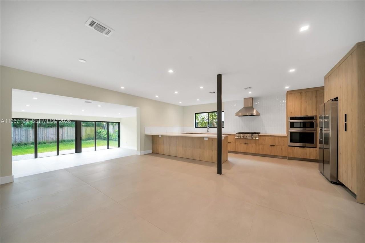 910 W 47th Ct - Photo 7 of 30