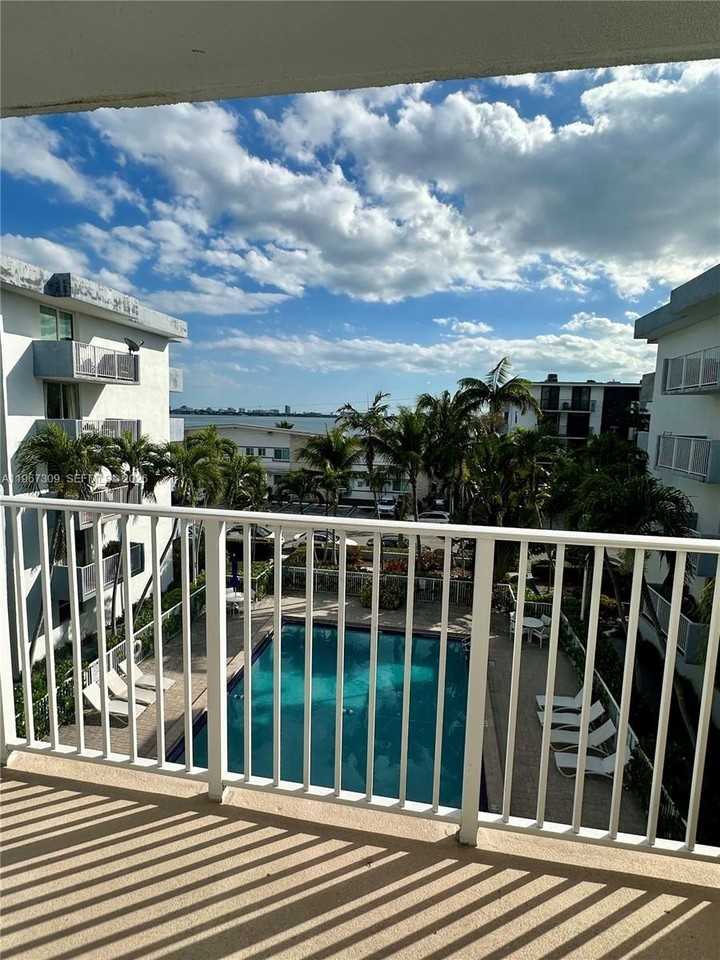 1801 S Treasure Dr #407