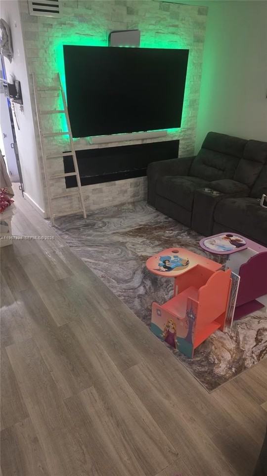 1711 W 58th St #B30 - Photo 4 of 13