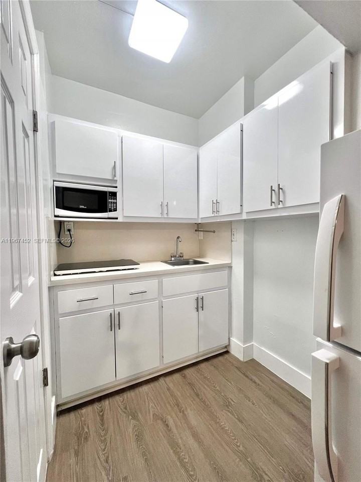 611 W 50th Pl #2 - Photo 5 of 8