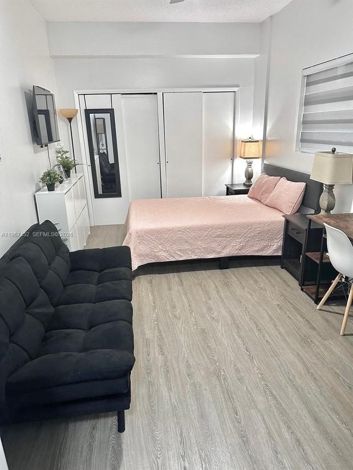 611 W 50th Pl #2 - Photo 7 of 8