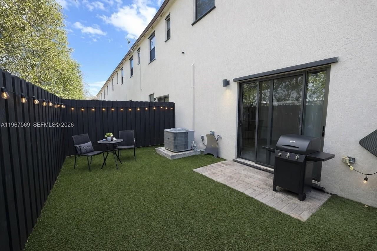 323 Ne 208th Ter #0 - Photo 6 of 34