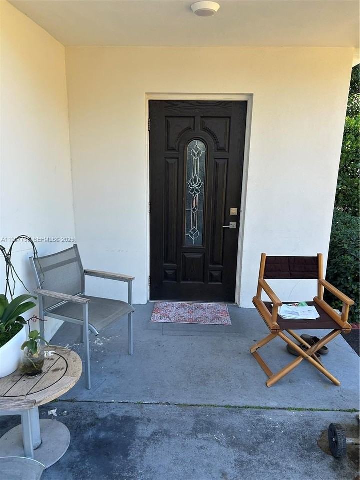 1560 Ne 129th St - Photo 2 of 9