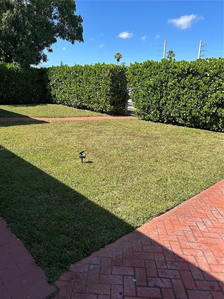 1560 Ne 129th St - Photo 3 of 9