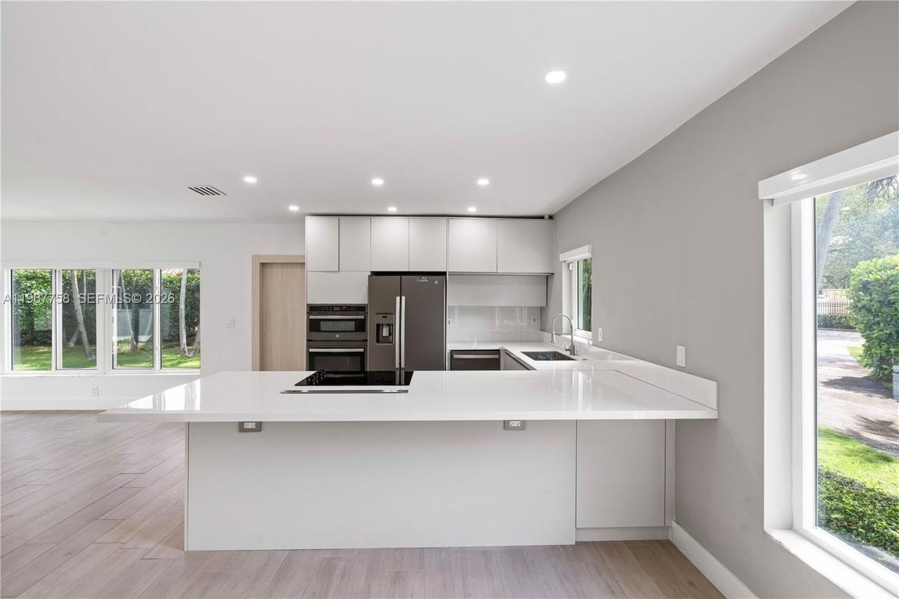 4020 Riviera Dr - Photo 3 of 30