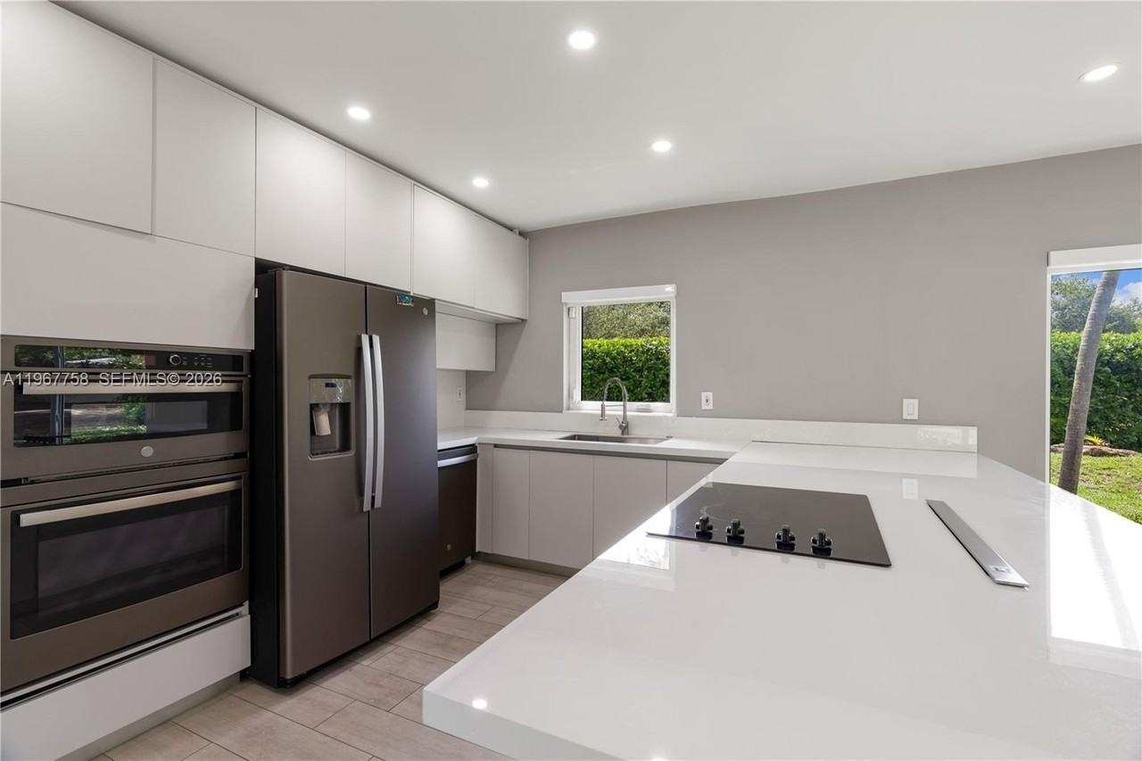 4020 Riviera Dr - Photo 4 of 30