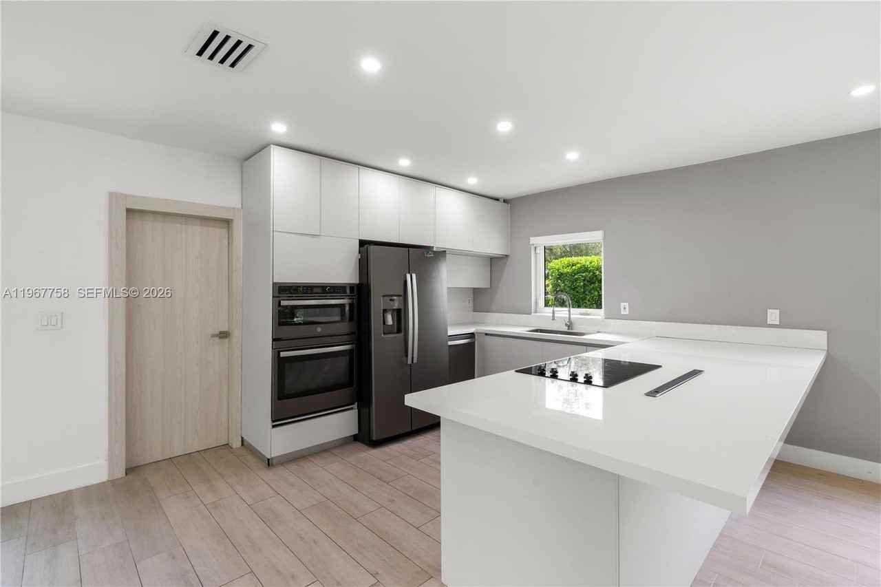 4020 Riviera Dr - Photo 5 of 30