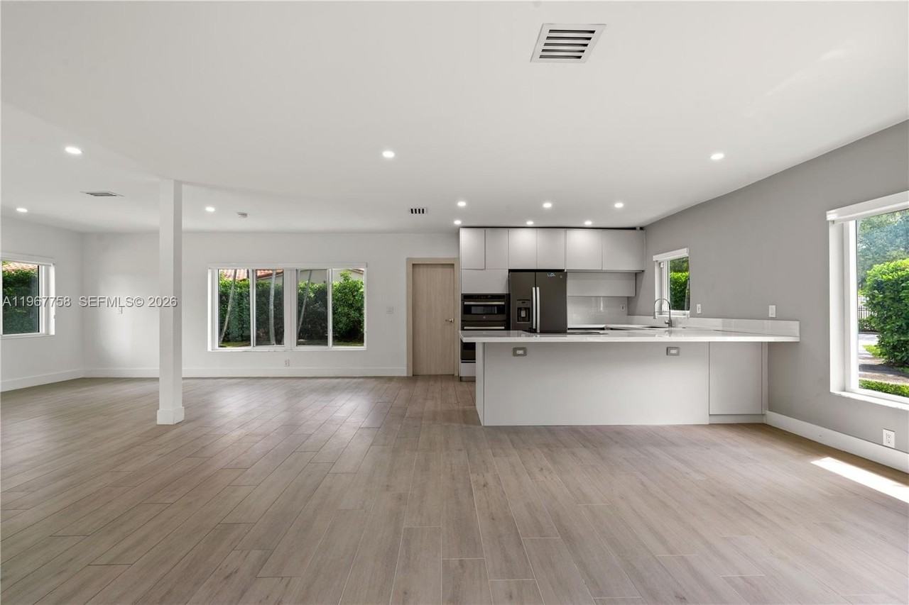 4020 Riviera Dr - Photo 7 of 30