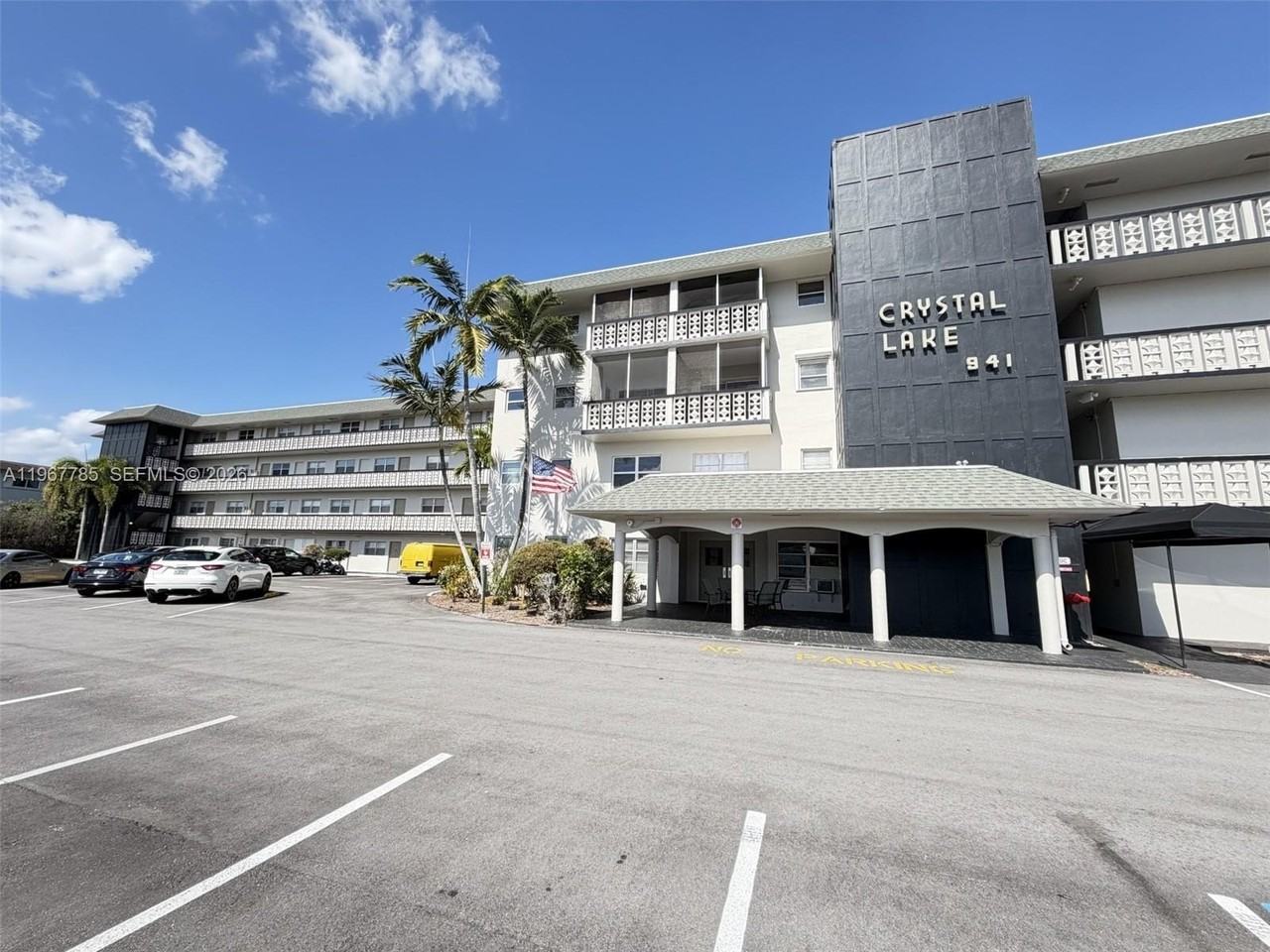 941 Crystal Lake Dr #305