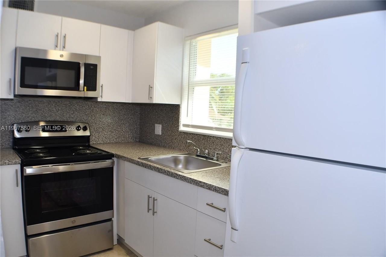 1398 Nw 61st St #3 - Photo 5 of 8