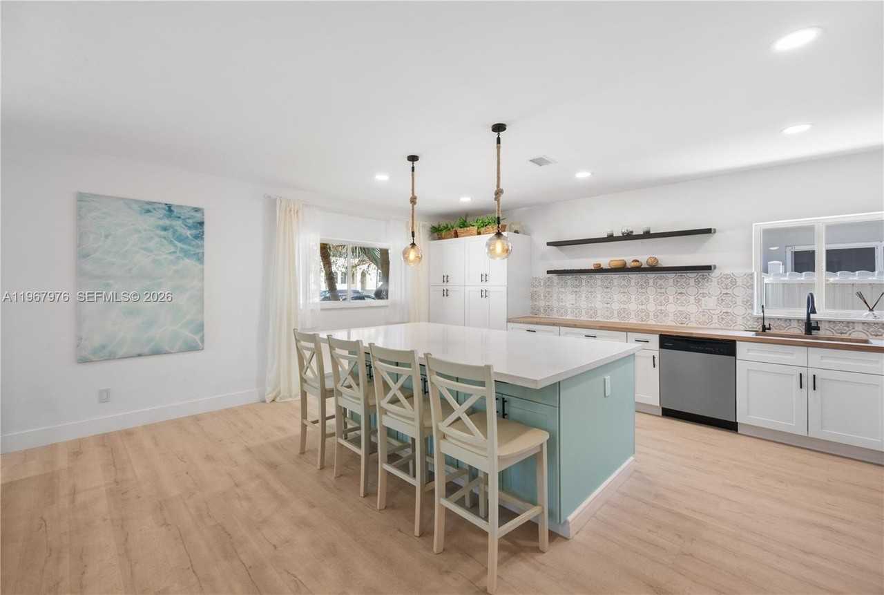 1070 Tyler St - Photo 6 of 50