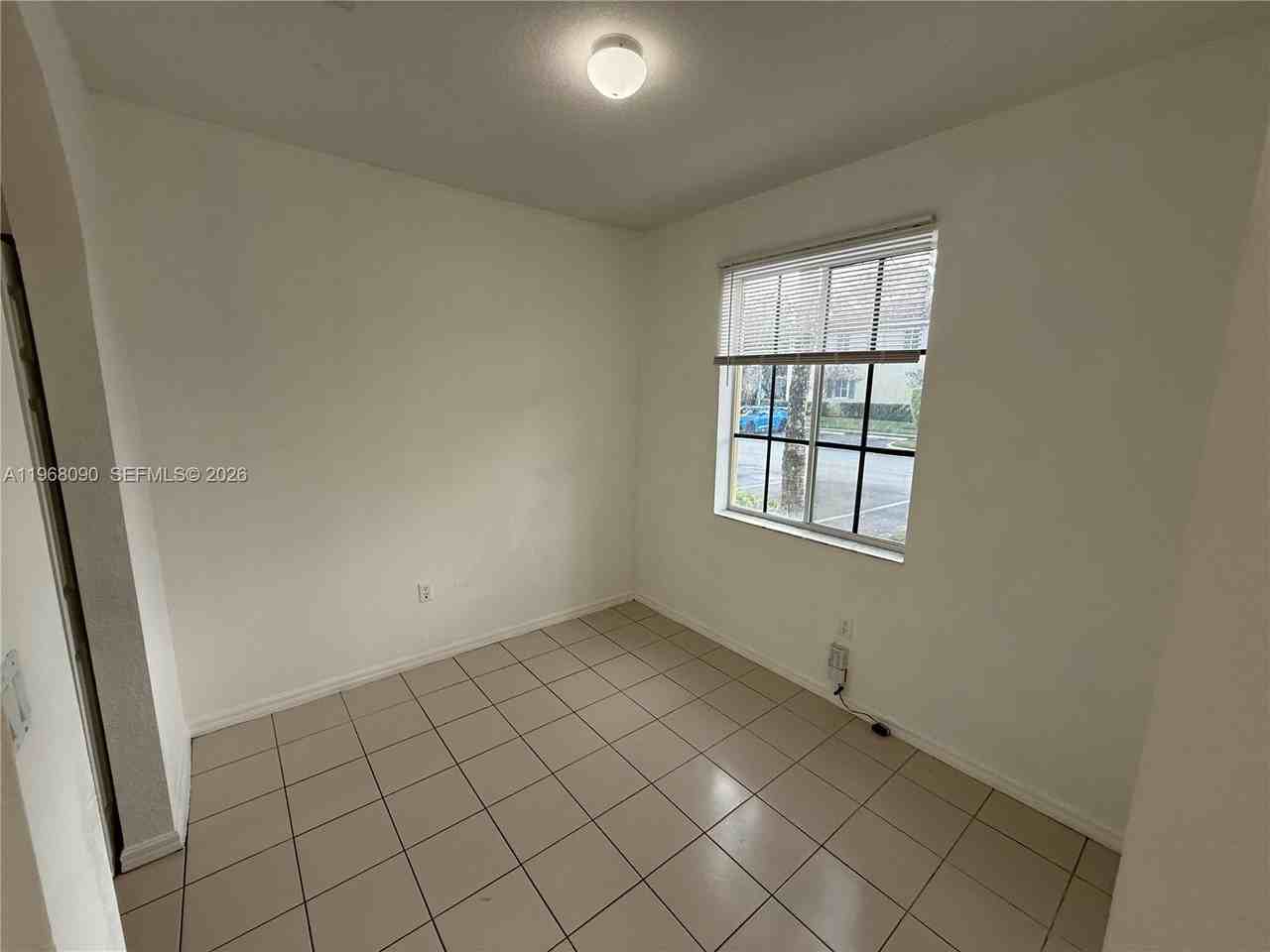 1934 Sw 60th Ave - Photo 4 of 16