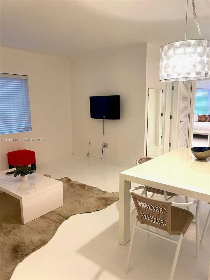 1616 Euclid Ave #14 - Photo 3 of 21