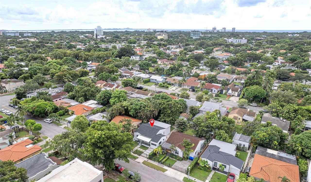 1854 Sw 17th St - Photo 4 of 37