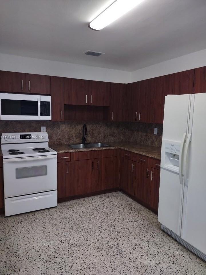 3437 Nw 4th St #1 - Photo 3 of 12