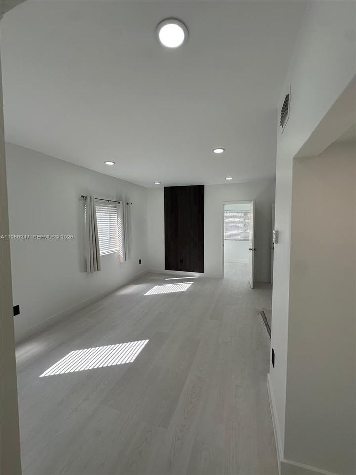 109 Nw 6th Ave #5 - Photo 2 of 6