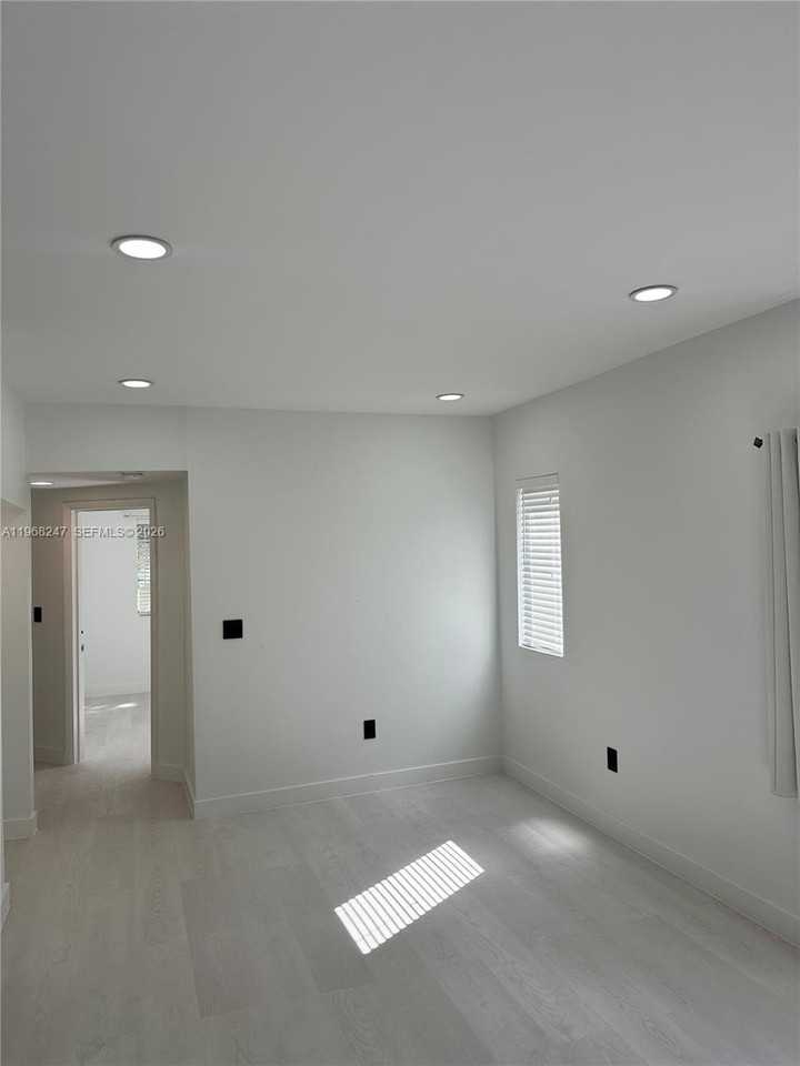 109 Nw 6th Ave #5 - Photo 3 of 6