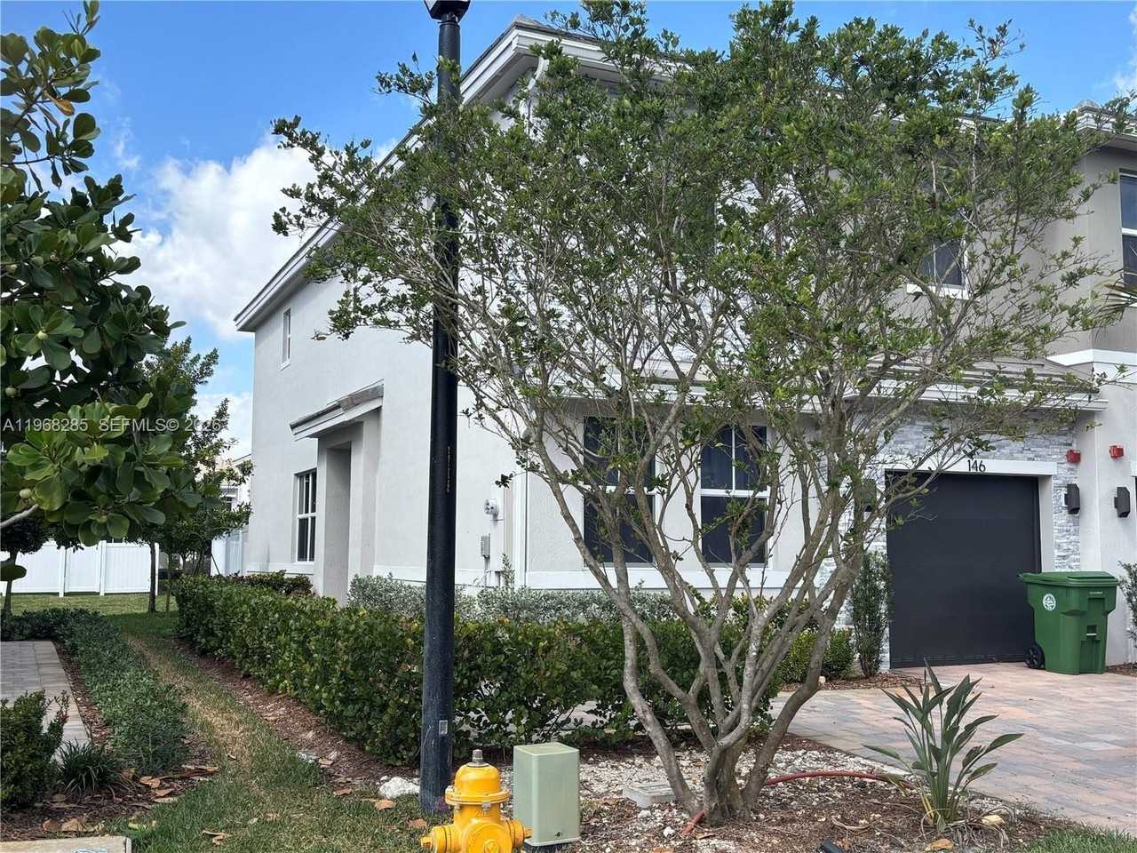 146 Sw 170th Ave #146 - Photo 4 of 42