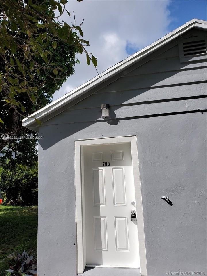 701 Columbus Pkwy #709 - Photo 2 of 7