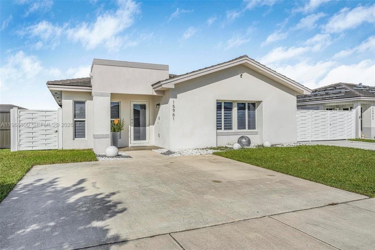 15961 Sw 307th Ter #0 - Photo 2 of 26