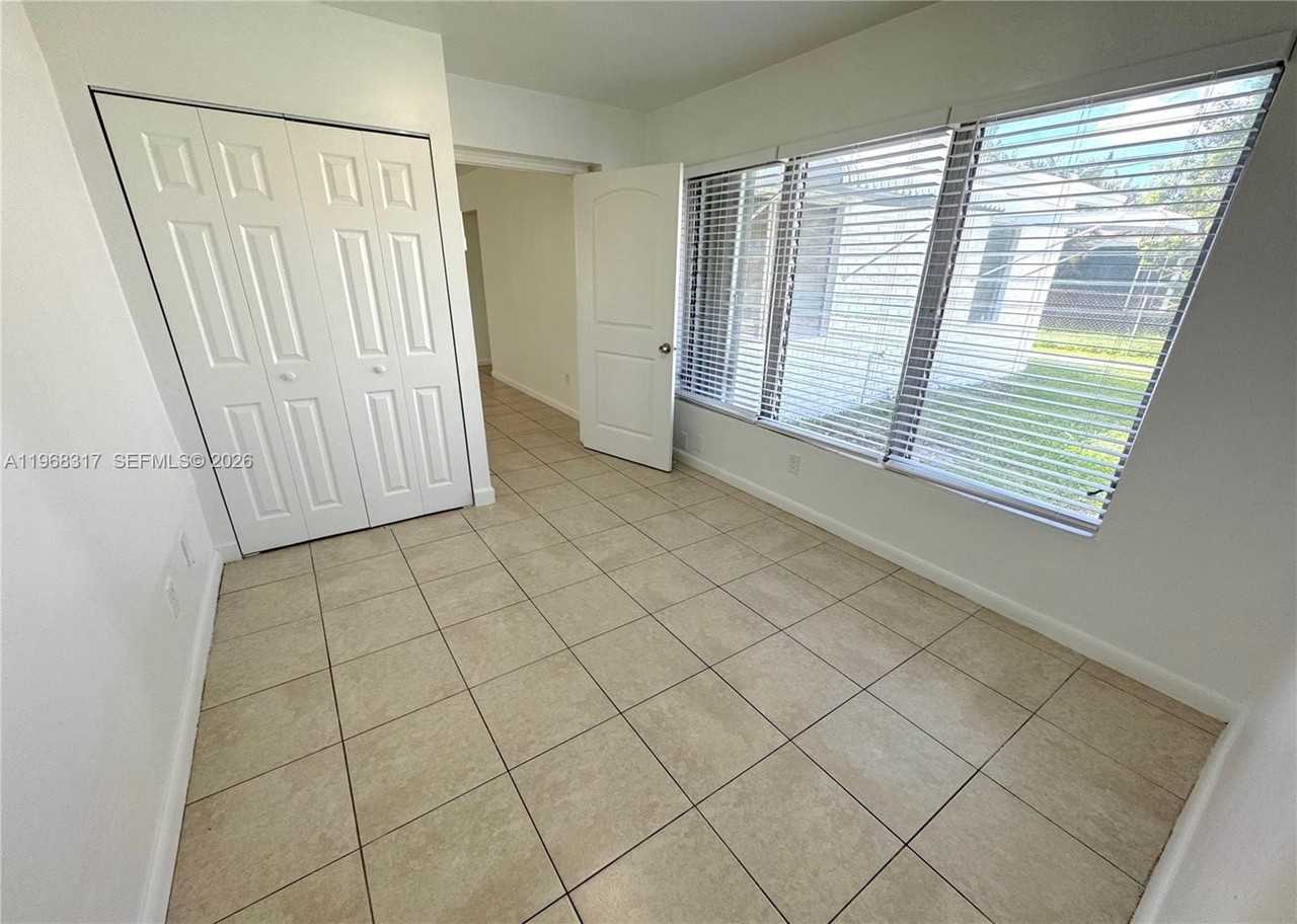 1641 Nw 24th Ter - Photo 5 of 12