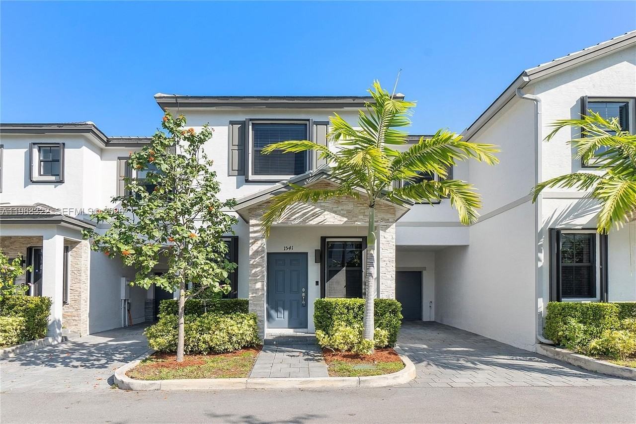 1541 Sw 28th St #1541 - Photo 2 of 27