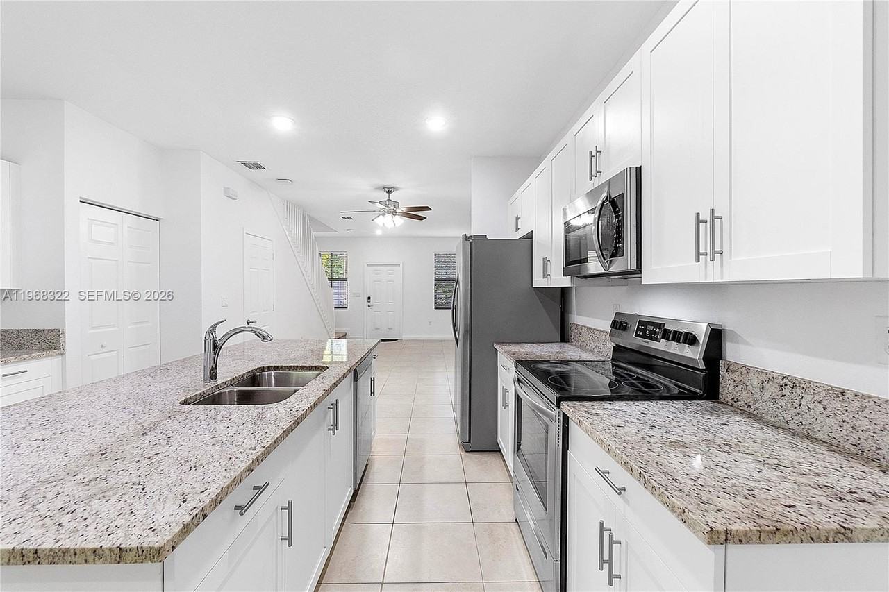 1541 Sw 28th St #1541 - Photo 3 of 27