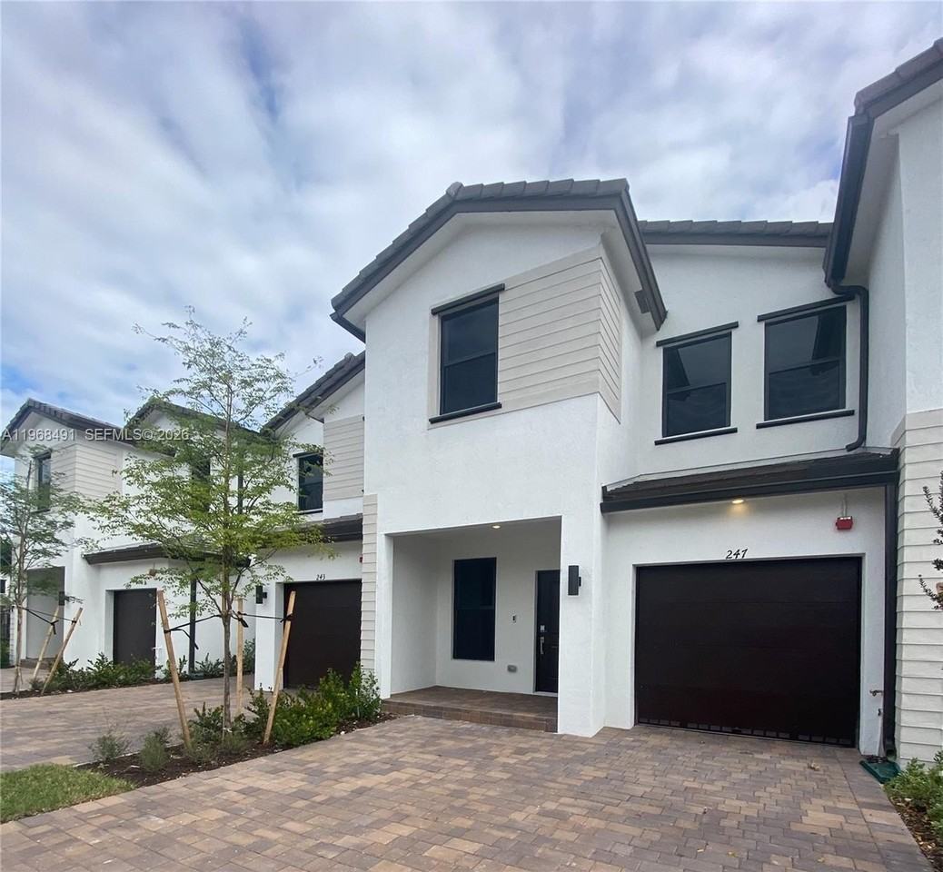 247 Sw 159th Pl - Photo 3 of 17