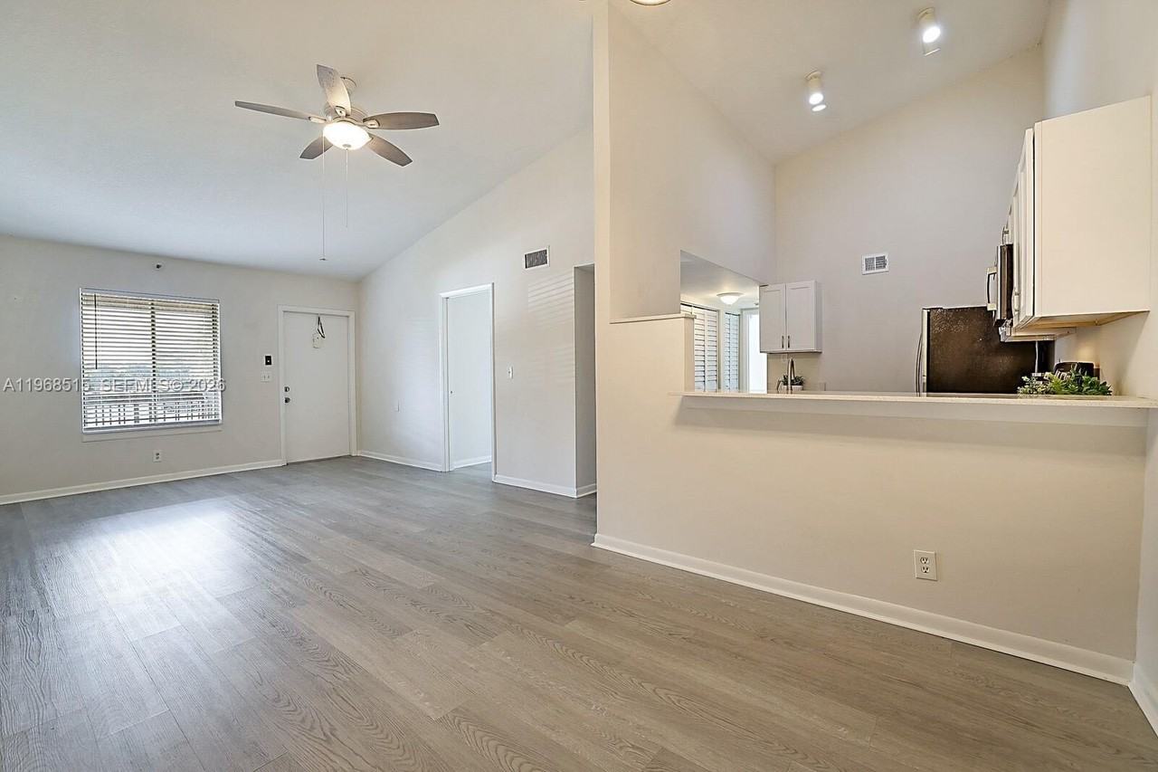 6327 Chasewood Dr #E - Photo 3 of 32